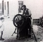 quella zona,allora più di adesso , era prevalentemente artigianale  Arrotino al lavoro in una strada del quartiere (Alessandro Brescia)